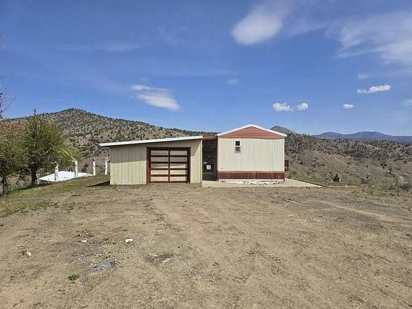 7.14 Acres of Residential Land with Home for Sale in Mitchell, Oregon