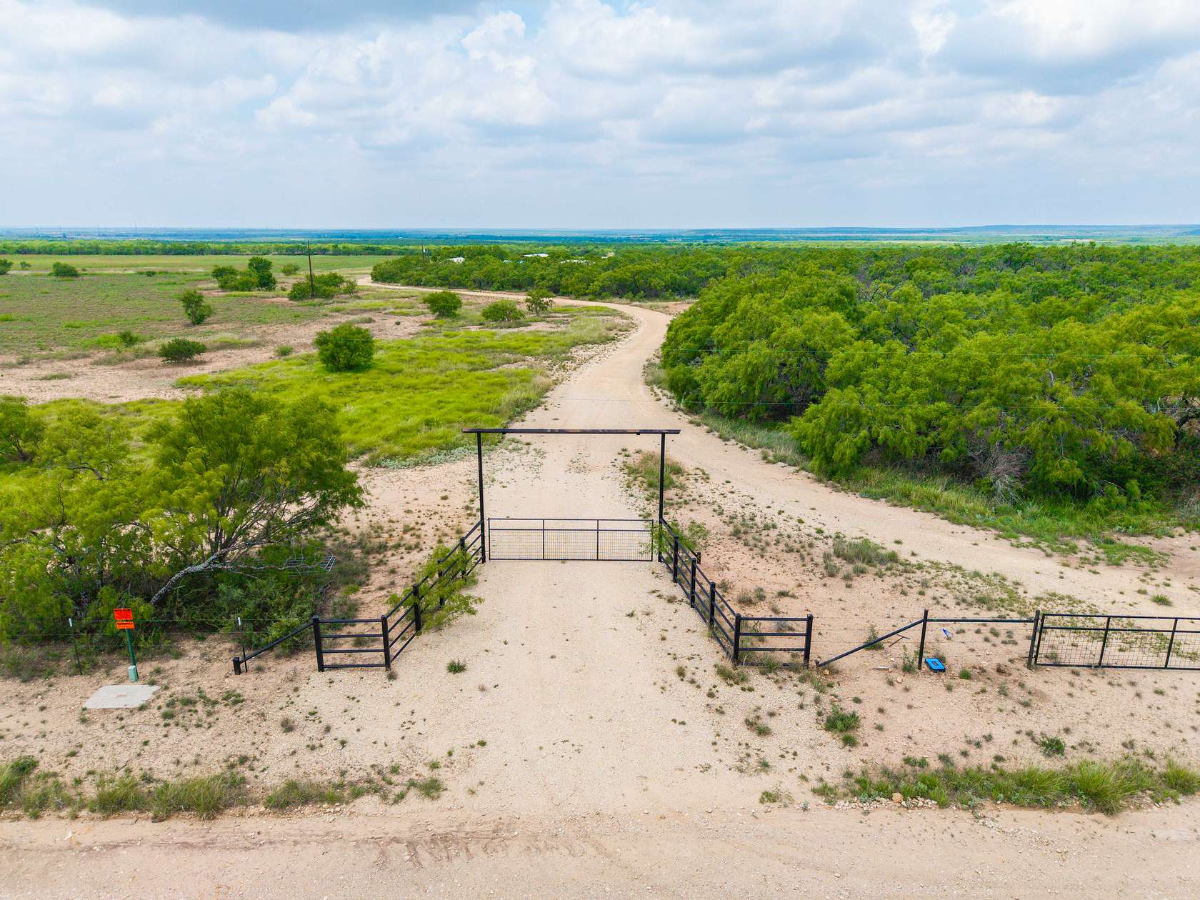 333 Acres of Land with Home for Sale in Gouldbusk, Texas