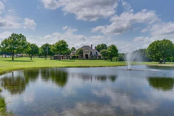 7.63 Acres of Residential Land with Home for Sale in Oak Leaf, Texas