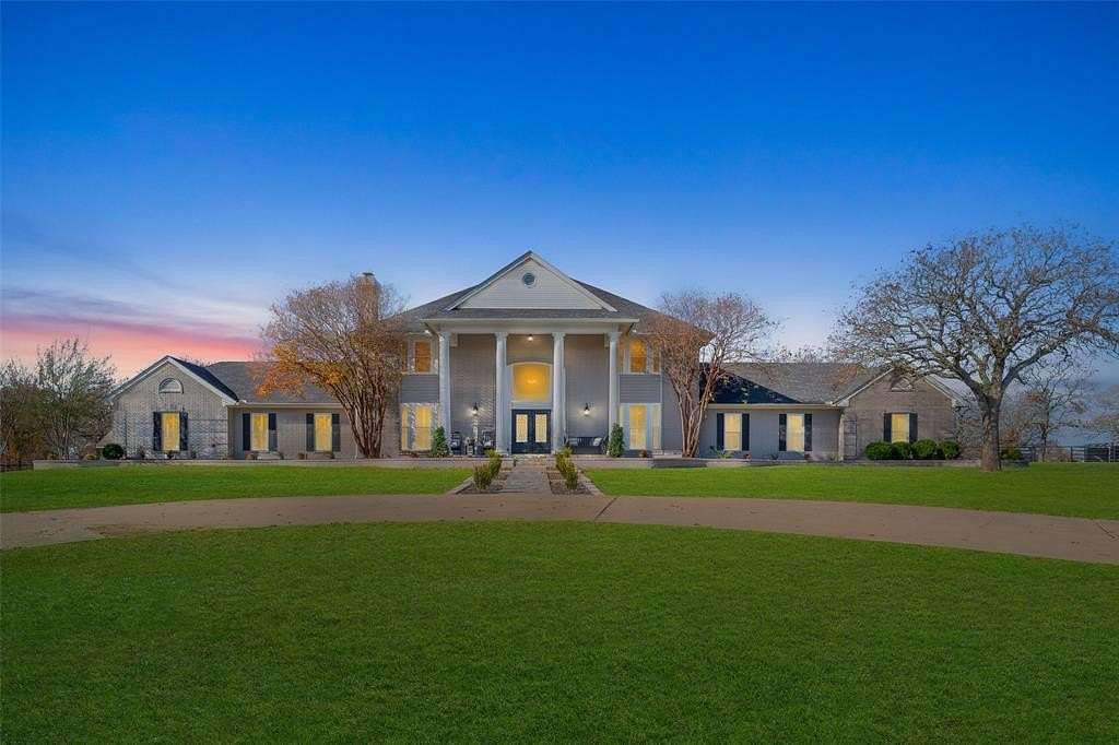 18.8 Acres of Land with Home for Sale in Valley View, Texas