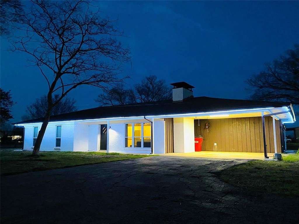 2 Acres of Improved Mixed-Use Land for Sale in Bonham, Texas