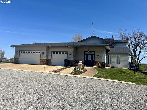 4.69 Acres of Residential Land with Home for Sale in Hermiston, Oregon