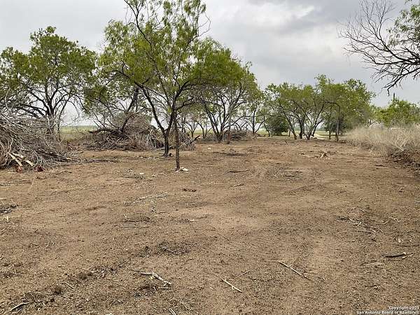1 Acre of Residential Land for Sale in Floresville, Texas