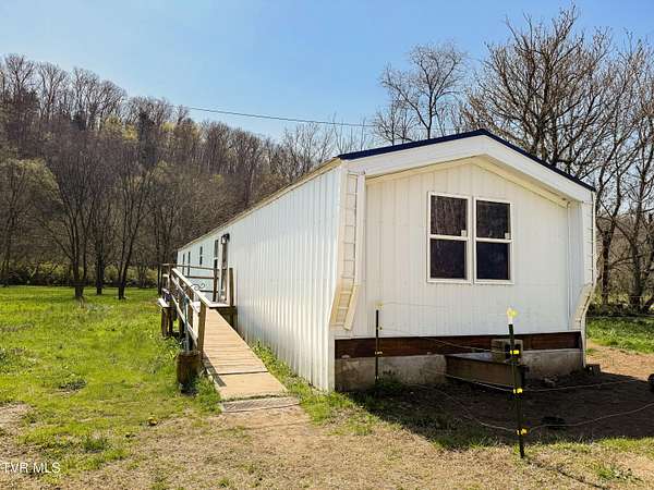 16 Acres of Land with Home for Sale in Thorn Hill, Tennessee