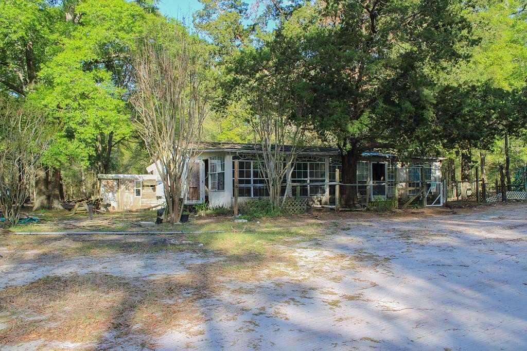 5 Acres of Residential Land with Home for Sale in Bell, Florida