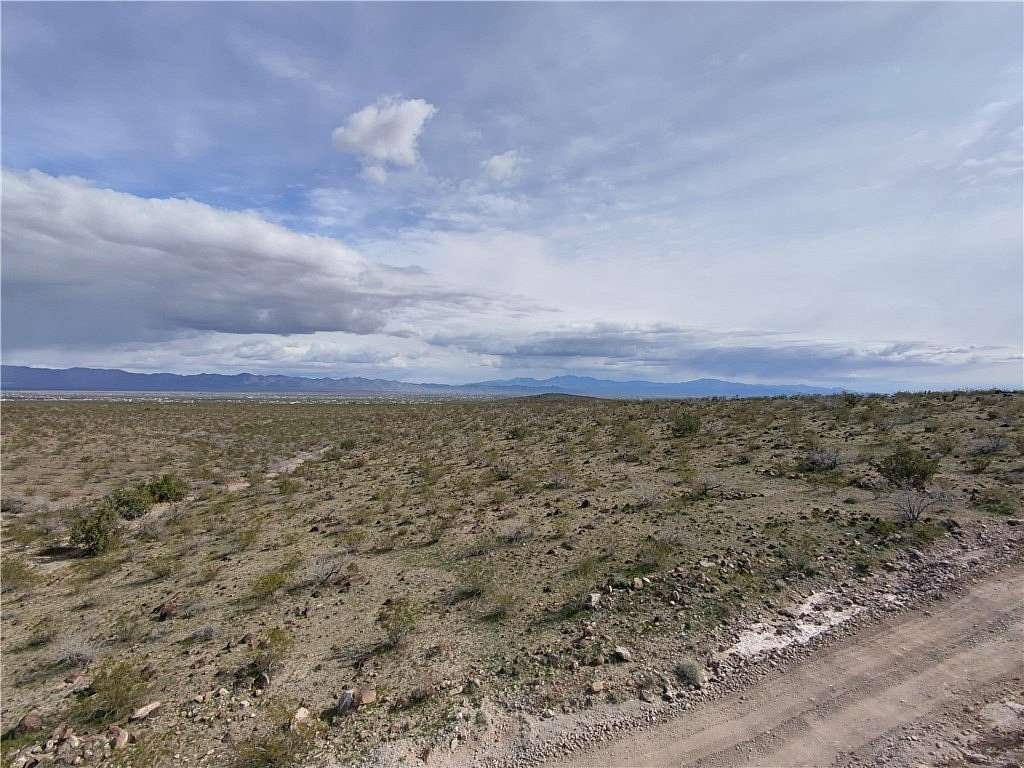 2.35 Acres of Land for Sale in Golden Valley, Arizona
