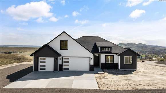 5 Acres of Residential Land with Home for Sale in Benton City, Washington