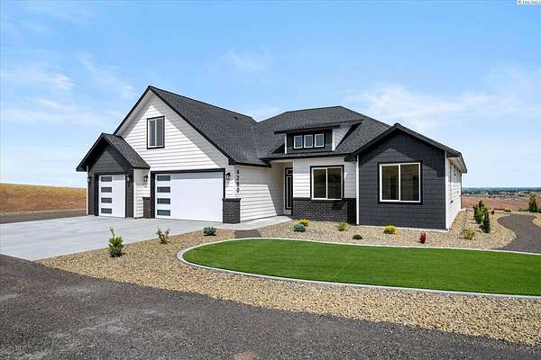 5 Acres of Land with Home for Sale in Benton City, Washington
