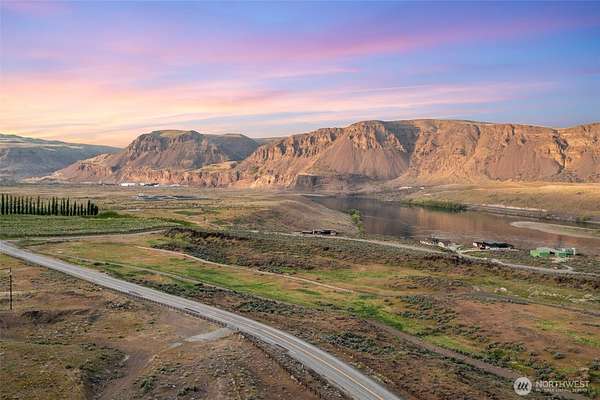 7 Acres of Residential Land for Sale in Malaga, Washington