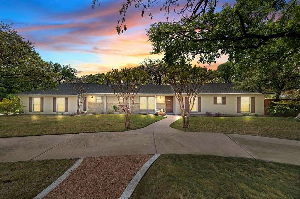 2.82 Acres of Residential Land with Home for Sale in Dalworthington Gardens, Texas