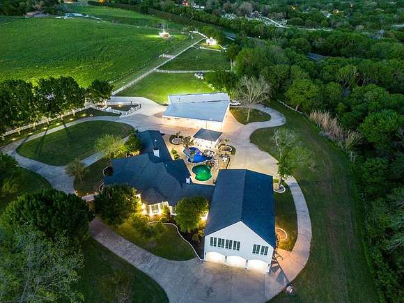 33.7 Acres of Agricultural Land with Home for Sale in Italy, Texas