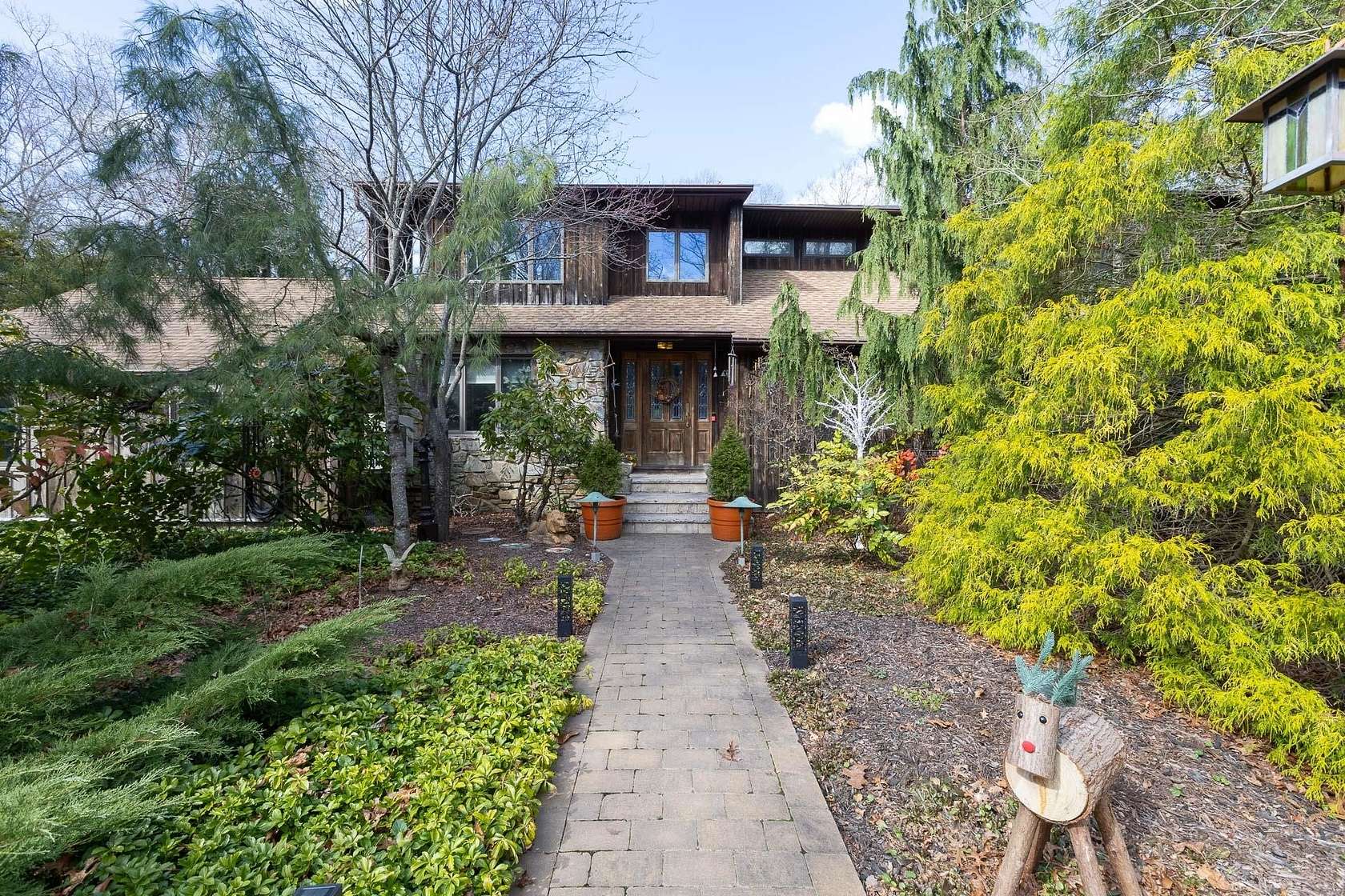 3.19 Acres of Residential Land with Home for Sale in Brookhaven, New York