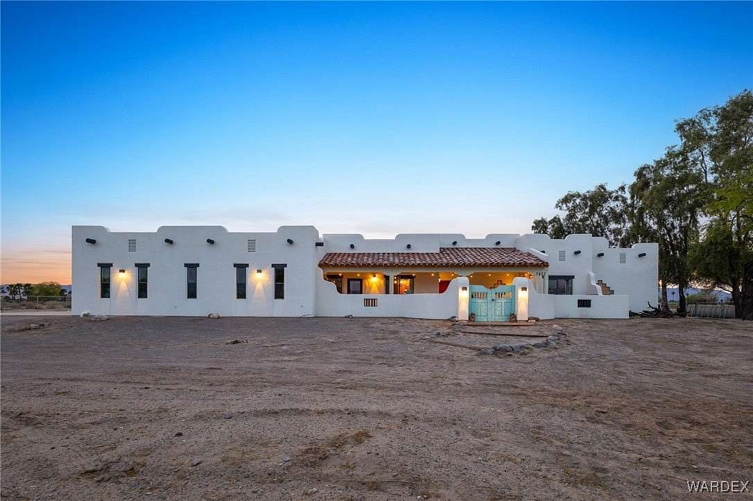 Home in Mohave County, Arizona with desert landscape
