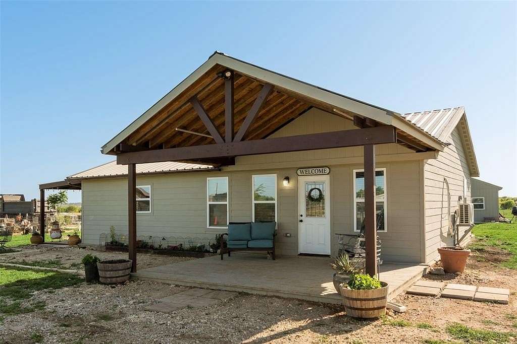 4 Acres of Residential Land with Home for Sale in Itasca, Texas