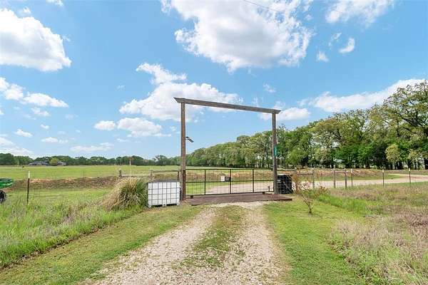 20 Acres of Land with Home for Sale in Kemp, Texas
