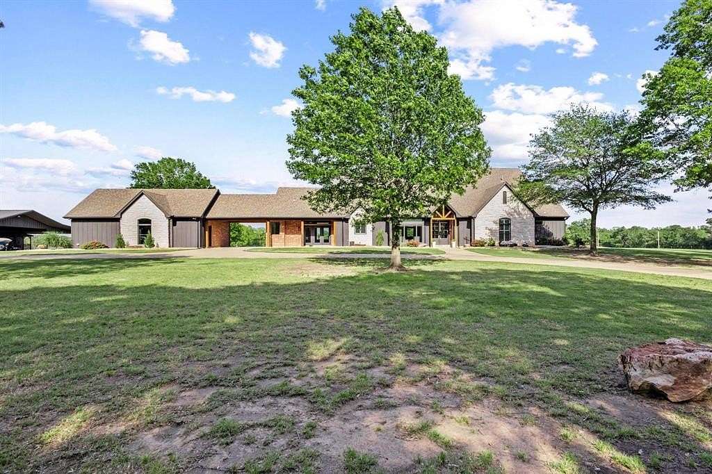 54 Acres of Land with Home for Sale in Paris, Texas