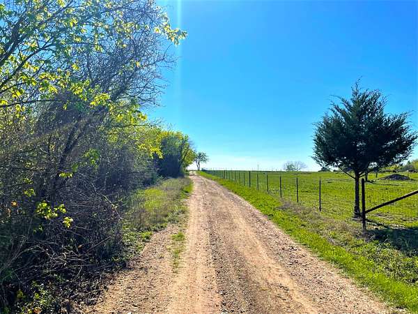5 Acres of Residential Land for Sale in Hubbard, Texas