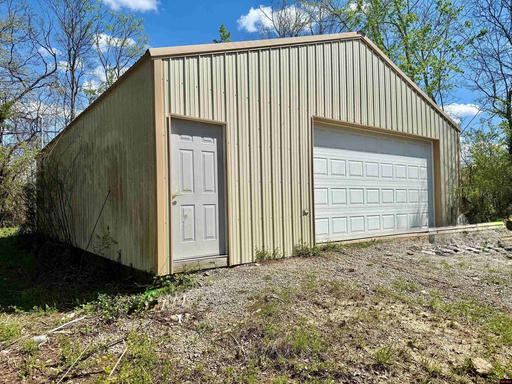 4.66 Acres of Residential Land with Home for Sale in Flippin, Arkansas