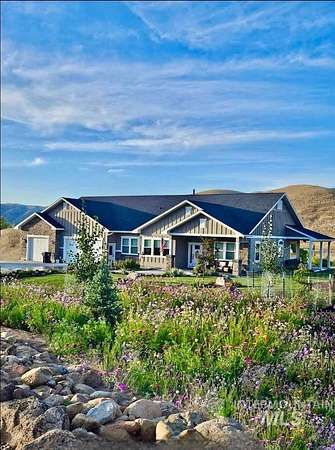 5.29 Acres of Land with Home for Sale in Horseshoe Bend, Idaho