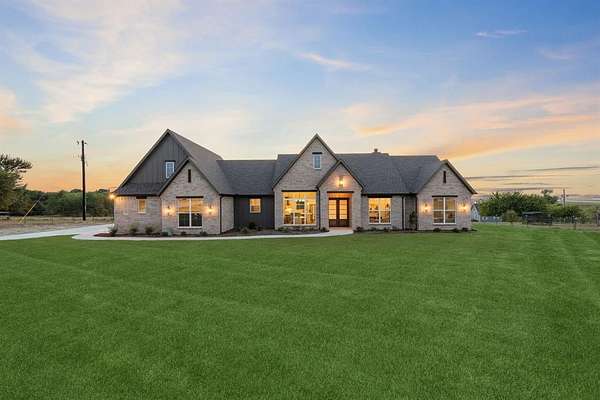 2.5 Acres of Residential Land with Home for Sale in Rhome, Texas