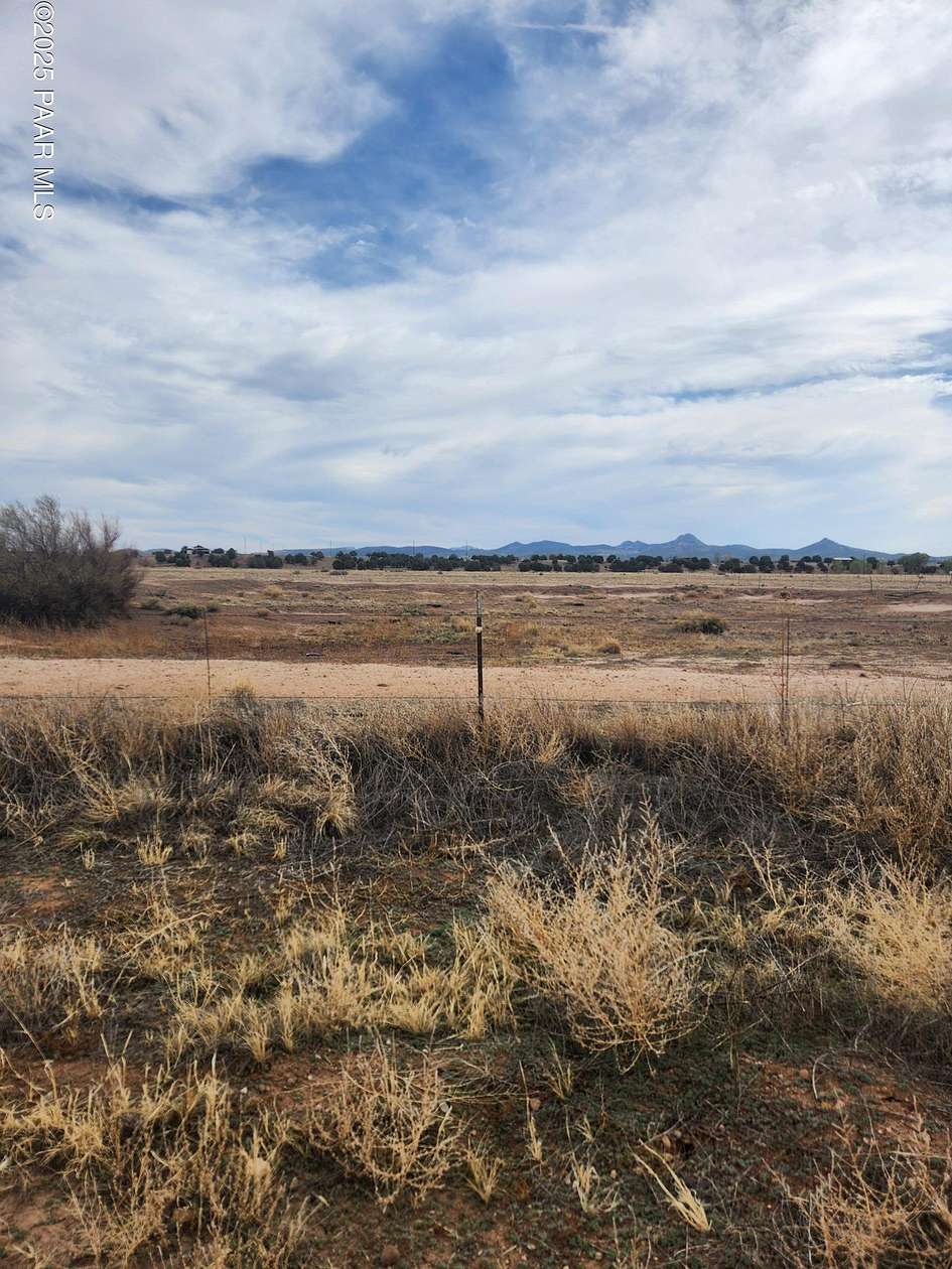 7 Acres of Land for Sale in Paulden, Arizona
