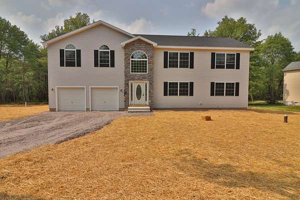 2.6 Acres of Residential Land with Home for Sale in Blakeslee, Pennsylvania