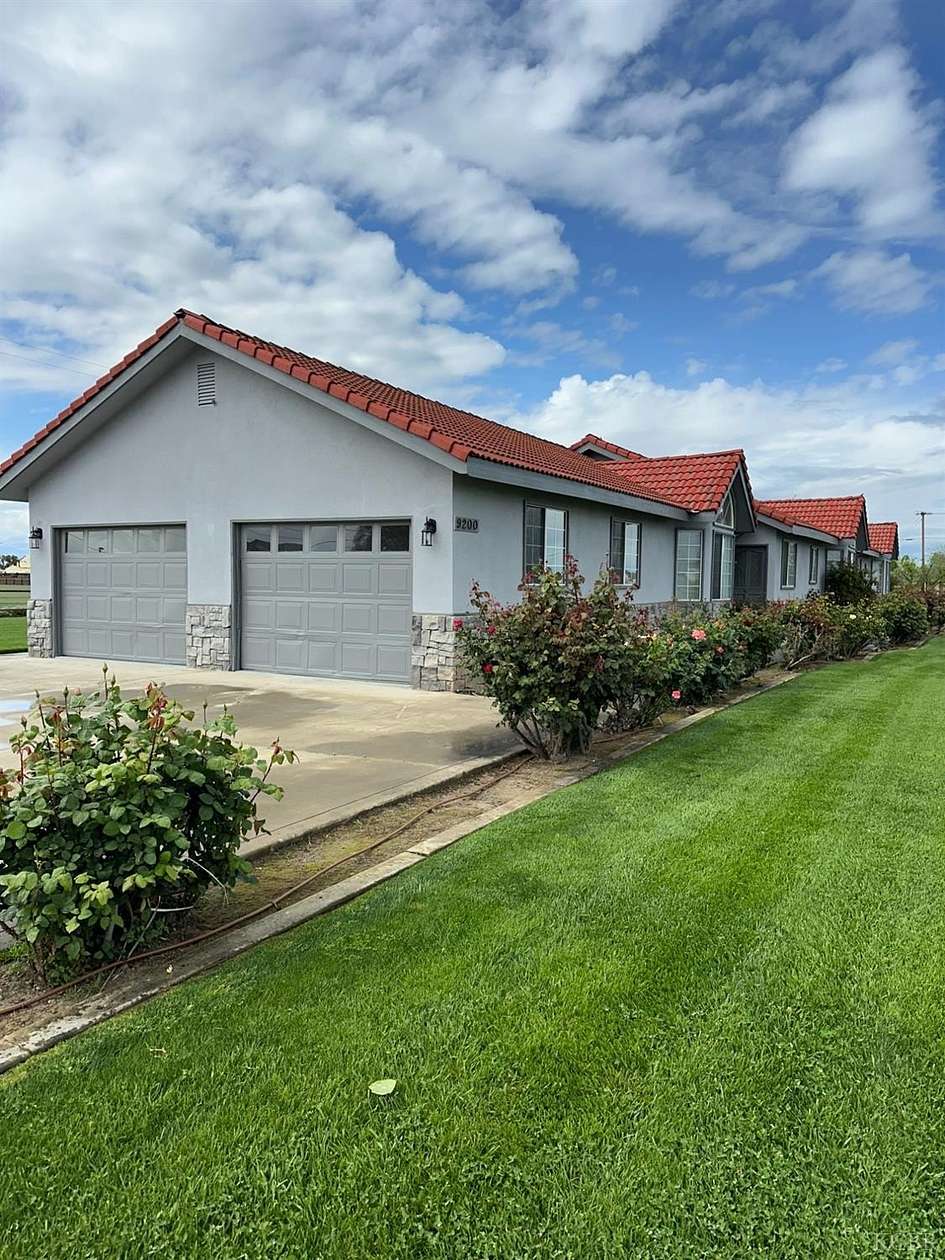 1.84 Acres of Residential Land with Home for Sale in Lemoore, California