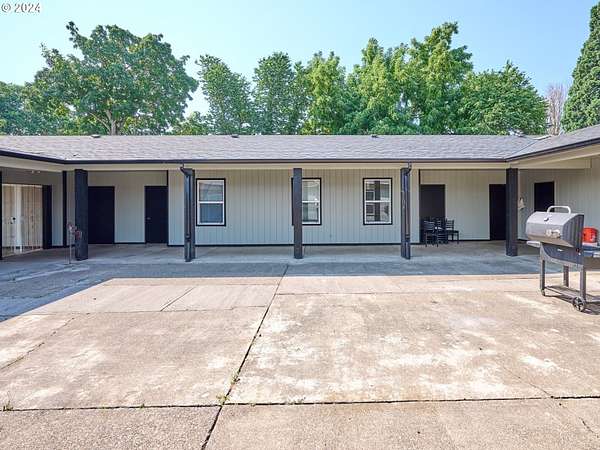 1.89 Acres of Improved Commercial Land for Sale in Woodburn, Oregon