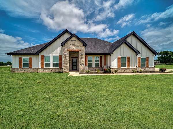 1.5 Acres of Land with Home for Sale in Celeste, Texas