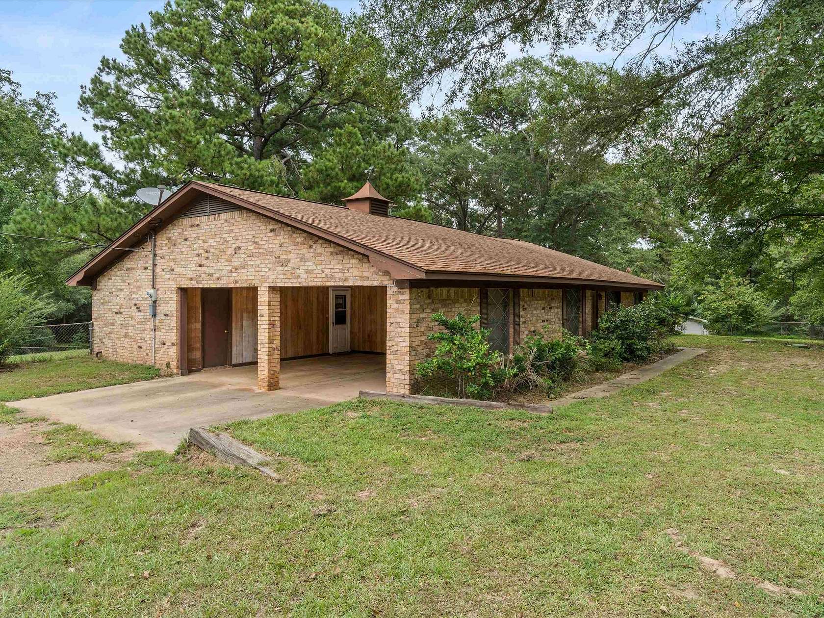 5.88 Acres of Residential Land with Home for Sale in Daingerfield, Texas