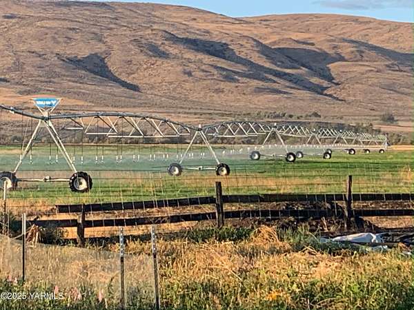 198 Acres of Agricultural Land with Home for Sale in Yakima, Washington