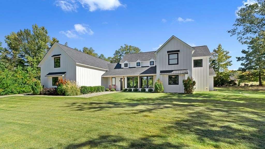 2 Acres of Residential Land with Home for Sale in Texarkana, Texas