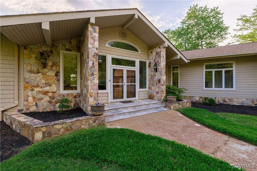 5 Acres of Residential Land with Home for Sale in Hartfield, Virginia