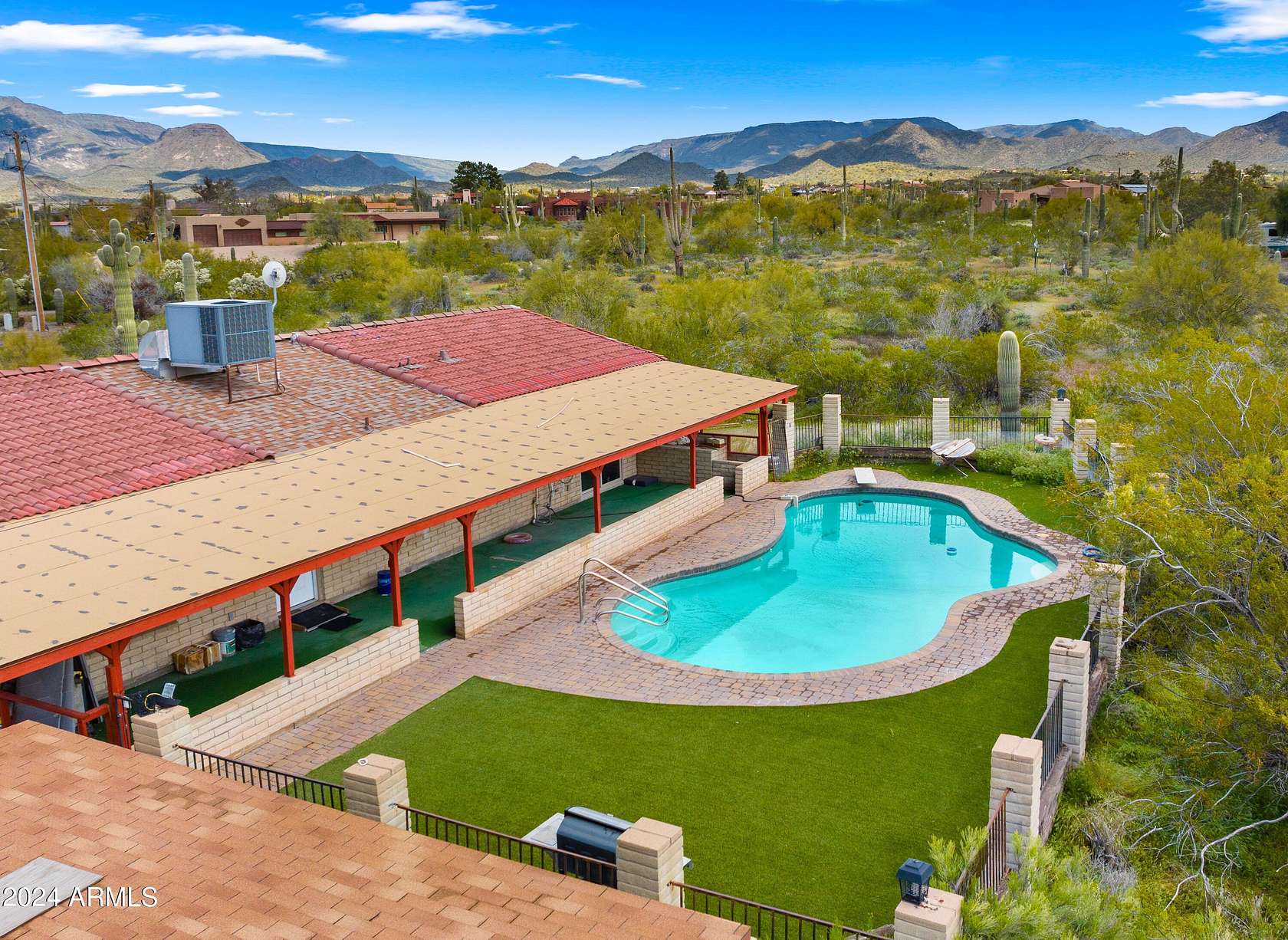 3.1 Acres of Residential Land with Home for Sale in Cave Creek, Arizona