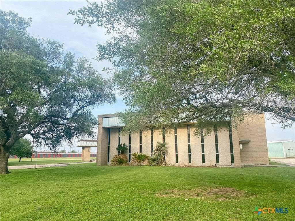 13.7 Acres of Improved Commercial Land for Sale in Victoria, Texas