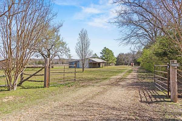 61.5 Acres of Land with Home for Sale in Ivanhoe, Texas