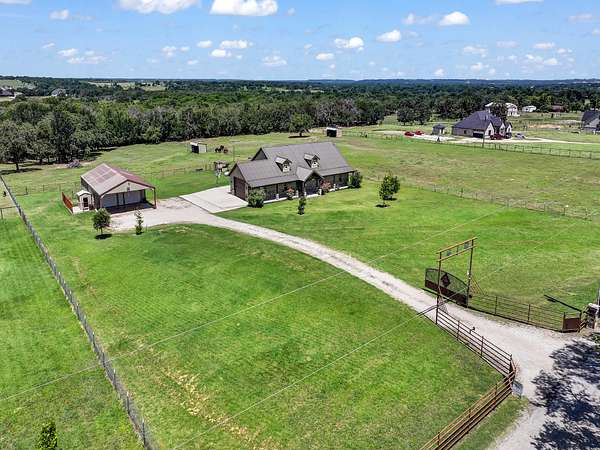 3.23 Acres of Residential Land with Home for Sale in Bridgeport, Texas