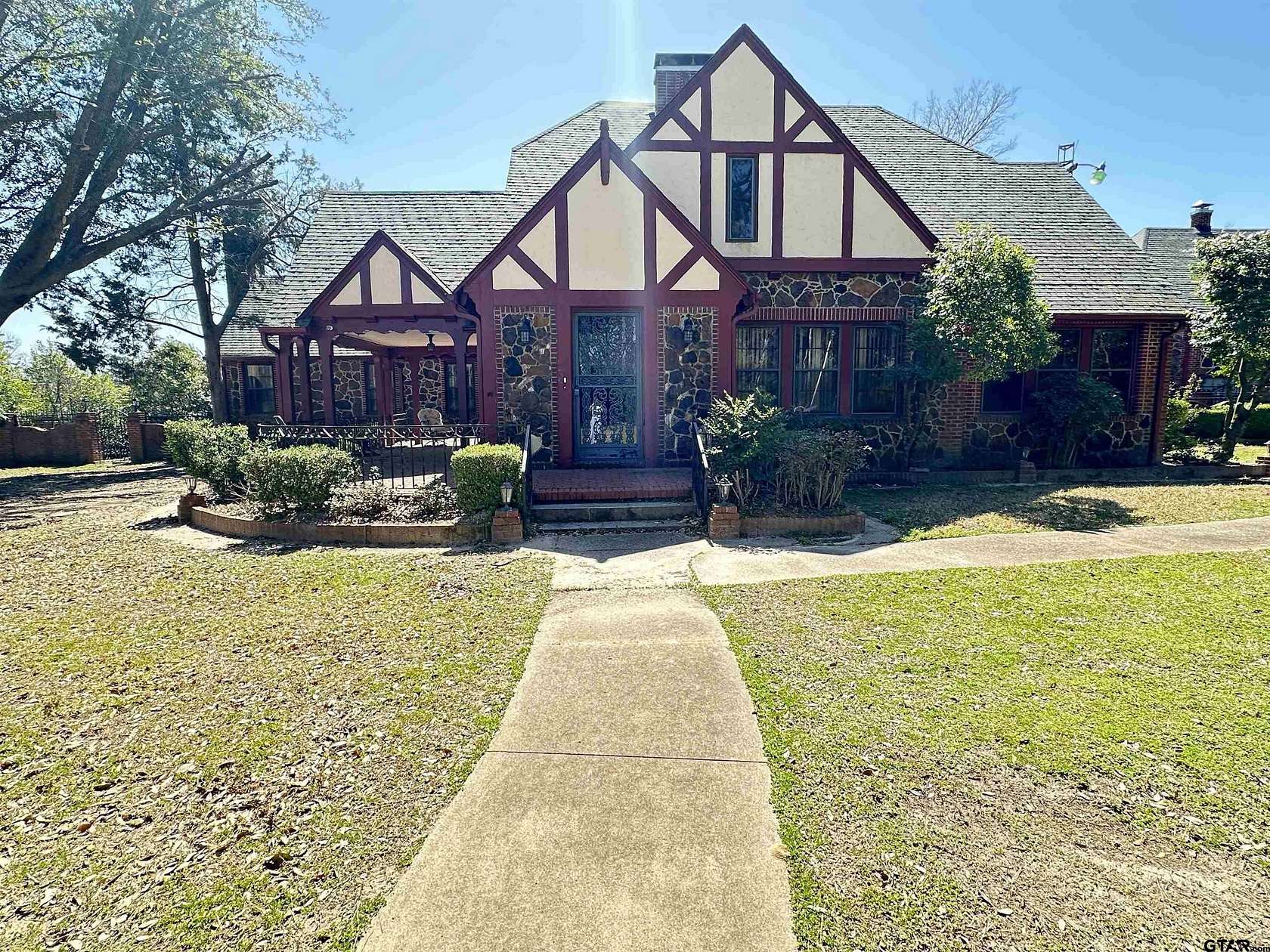 2.78 Acres of Residential Land with Home for Sale in Jacksonville, Texas