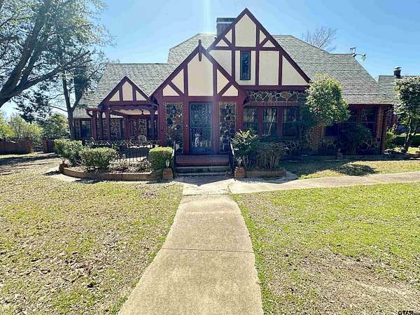 2.78 Acres of Land with Home for Sale in Jacksonville, Texas