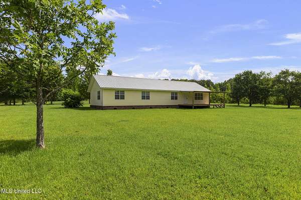 19.3 Acres of Land with Home for Sale in Bentonia, Mississippi