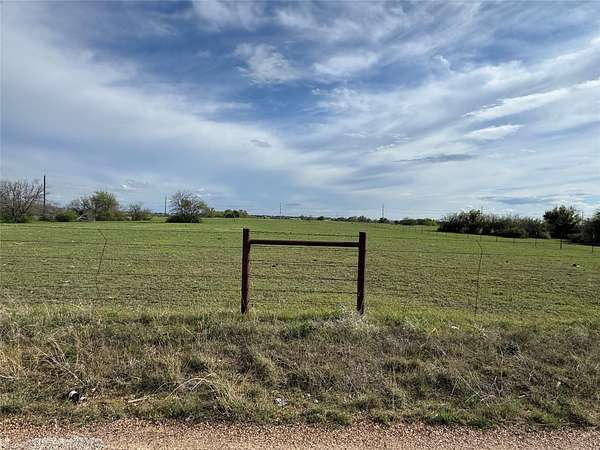23.3 Acres of Agricultural & Residential Land for Sale in Aurora, Texas