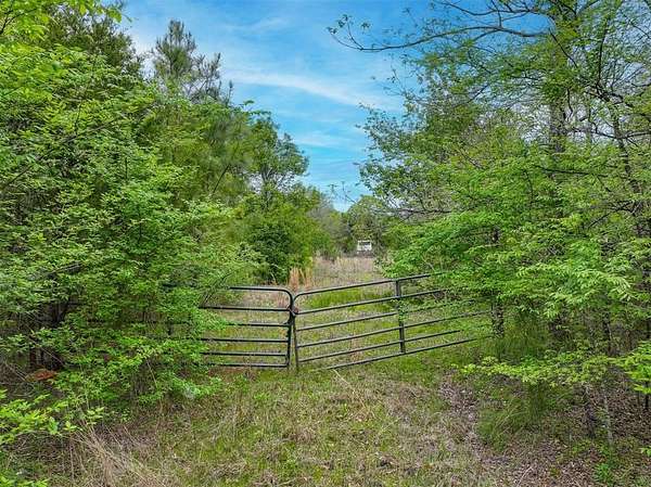 18 Acres of Recreational & Residential Land for Sale in Chandler, Texas