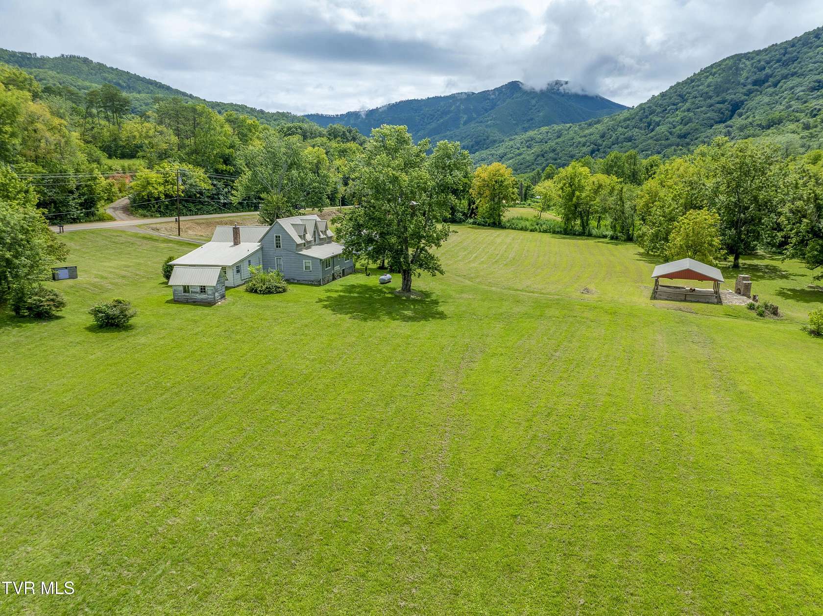 14 Acres of Land with Home for Sale in Del Rio, Tennessee