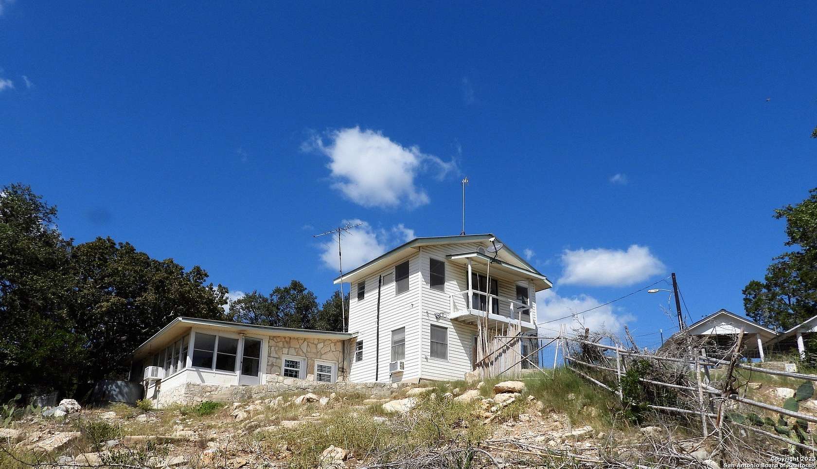 1.53 Acres of Improved Mixed-Use Land for Sale in Lakehills, Texas