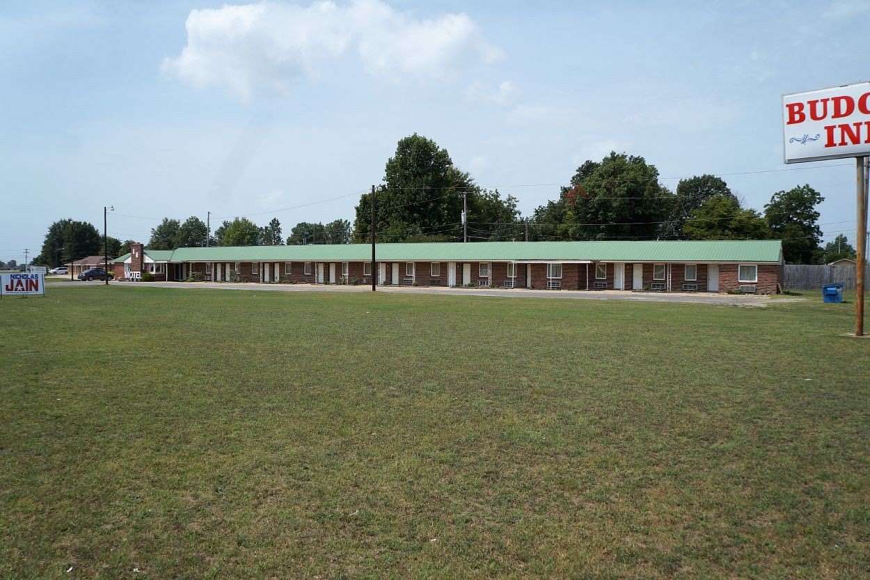 1.56 Acres of Improved Commercial Land for Sale in Kennett, Missouri