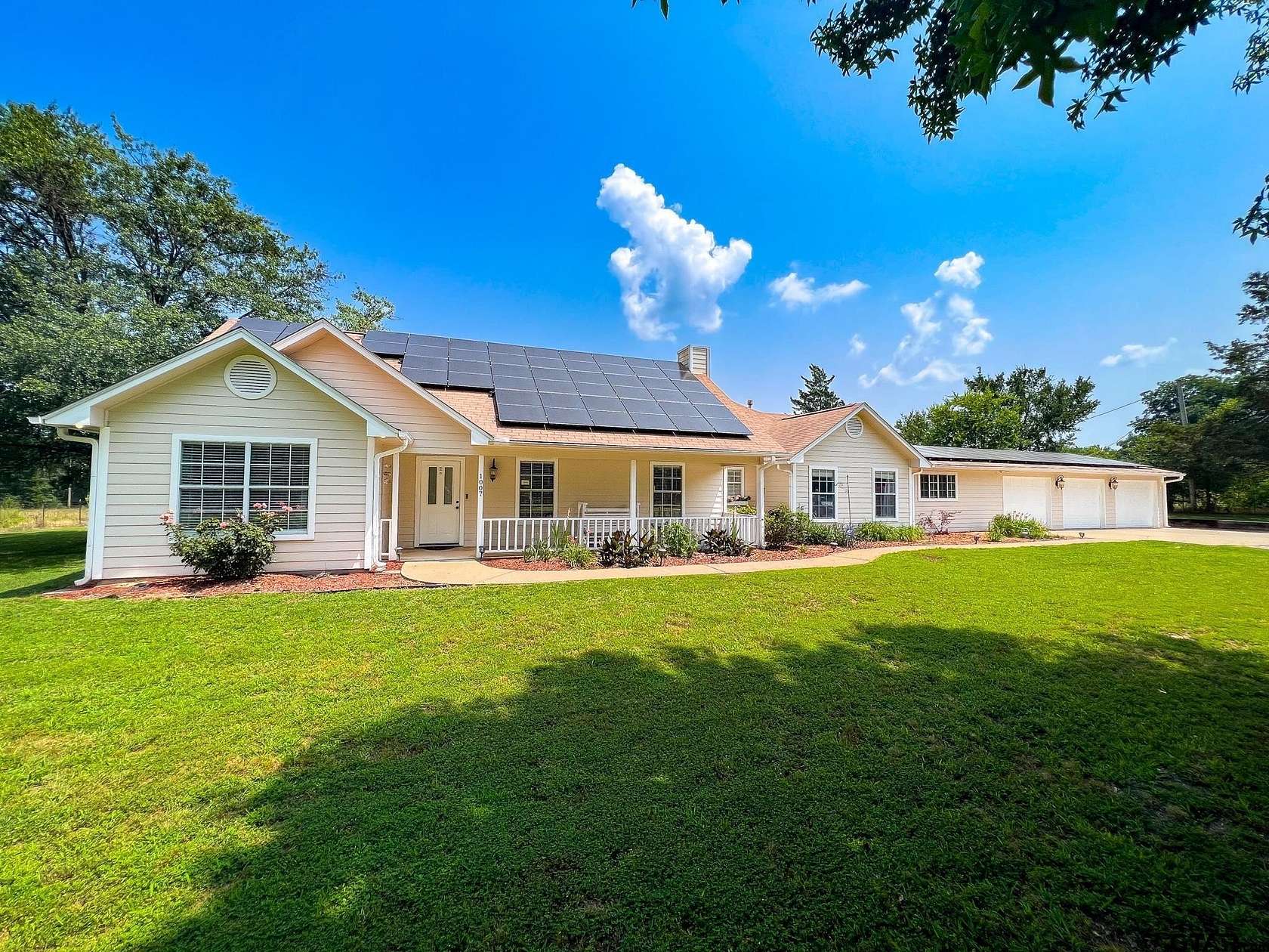 1.5 Acres of Residential Land with Home for Sale in Mount Vernon, Texas