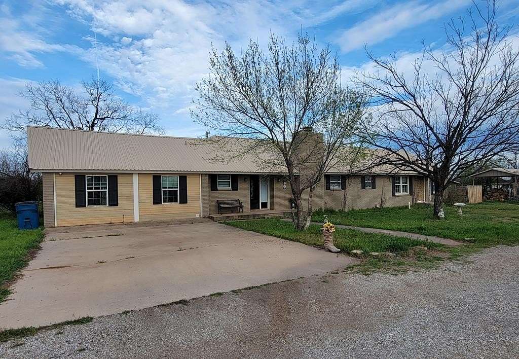 1.86 Acres of Residential Land with Home for Sale in Sweetwater, Texas