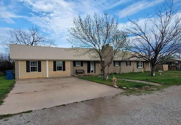 1.86 Acres of Residential Land with Home for Sale in Sweetwater, Texas