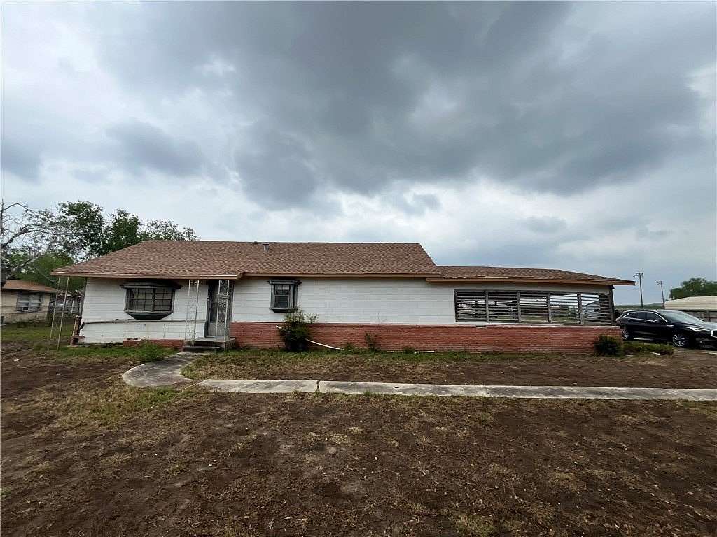 1.5 Acres of Residential Land with Home for Sale in Freer, Texas