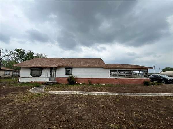 1.5 Acres of Residential Land with Home for Sale in Freer, Texas